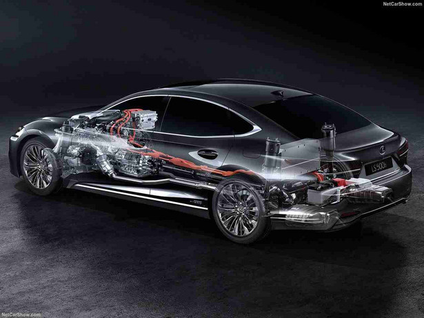 Lexus LS 500h ma klasyczny 3,5-litrowy silnik V6 plus dwa motory elektryczne Przyspiesza do setki w zaledwie 5,4 sekundy
