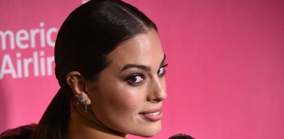 Ashley Graham niedługo urodzi bliźniaki. Pokazała zdjęcie brzucha z czymś niezwykłym. Fani: "Zapierające dech w piersiach"