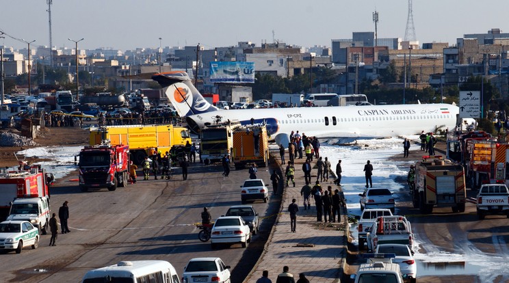 A Caspian Airlines repülőjének kitört a kereke, ezután landolt a hasán. Fotó: MTI EPA MOHAMMAD ZAREI