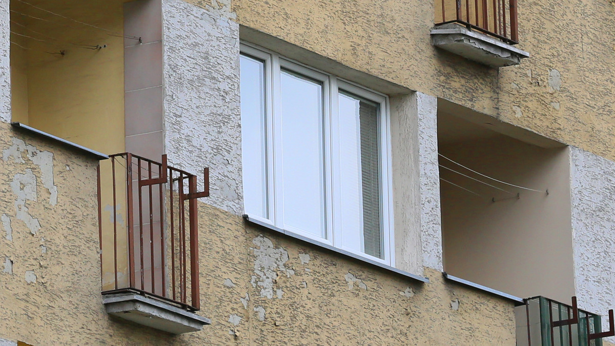 Kurzętnik: dwuletni chłopiec wypadł z okna na trzecim piętrze