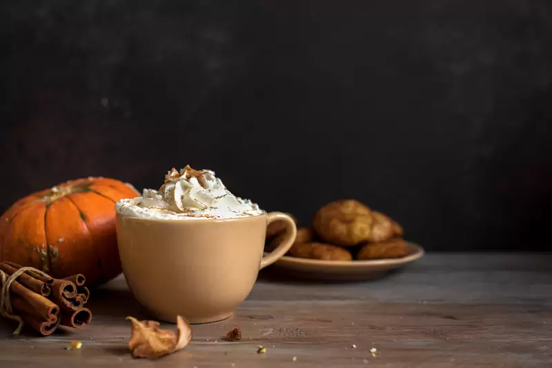 Pumpkin spice latte możesz zrobić również w domu! / Getty Images / Mizina