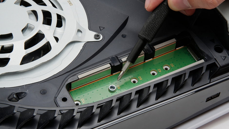 PS5 montaż dysku SSD M.2: Krok 4