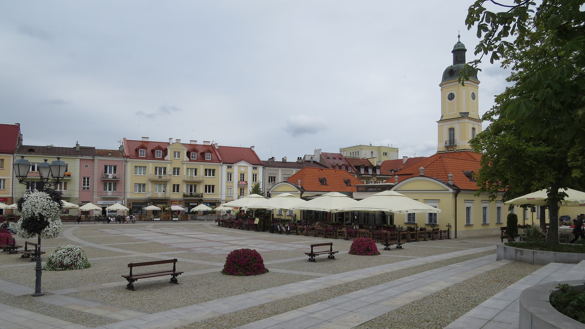 Urząd Miejski w Białymstoku poszukuje przedsiębiorców, którzy zorganizują i przeprowadzą jarmarki na Rynku Kościuszki. Przetarg na dzierżawę terenu przed Cafe Esperanto, na którym mają dobywać się jarmarki, odbędzie się już jutro.