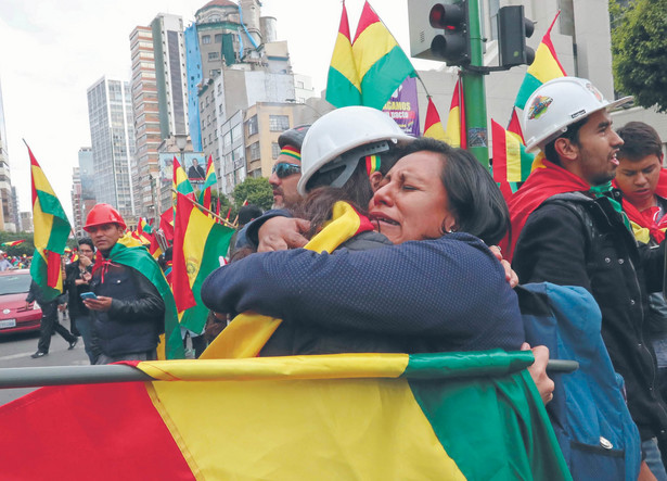 Boliwia. Mieszkańcy kraju w proteście przeciw prezydentowi Evo Moralesowi stawiali barykady na skrzyżowaniach głównych ulic w miastach. Skutecznie. Prezydent uciekł do Meksyku, gdzie otrzymał azyl