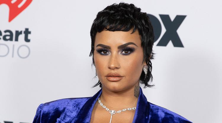 Demi Lovato megérkezik a 2021-es iHeartRadio Music Awards-ra május 27-én Los Angelesben