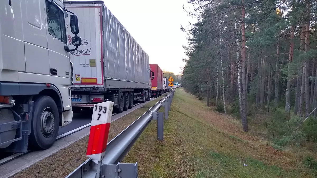 Kolejki TIR-ów na granicy polsko-białoruskiej