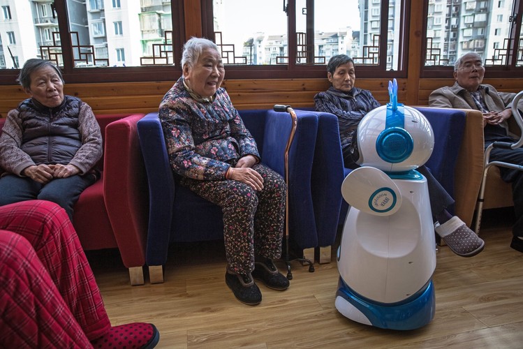 Poza tym roboty mają też inne funkcje. Mogą być kontrolowane za pomocą aplikacji telefonów komórkowych lub za pośrednictwem dotykowego ekranu. Seniorzy mogą używać ekranu na ciele robota, aby nawiązać rozmowy wideo z najbliższymi. 
<br><br><br> Fot. EPAROMAN PILIPEY