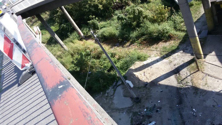 Vozilo se, prema rečima očevidaca, kretalo ogromnom brzinom i probivši bankinu survalo sa oko 15 metara visine