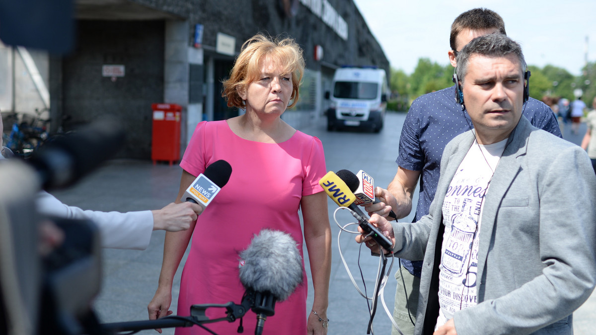 Pielęgniarki z Centrum Zdrowia Dziecka apelują do premier Beaty Szydło o pomoc w rozwiązaniu konfliktu. Uprzejmie prosimy o natychmiastową pomoc w tak dramatycznej sytuacji, w której znalazły się pielęgniarki i położne w CZD - napisały w odczytanym dziś liście.