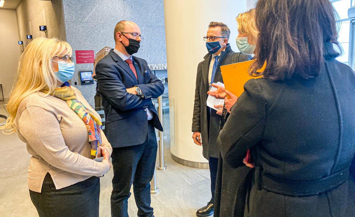 Próba wejścia posłów do siedziby komisji