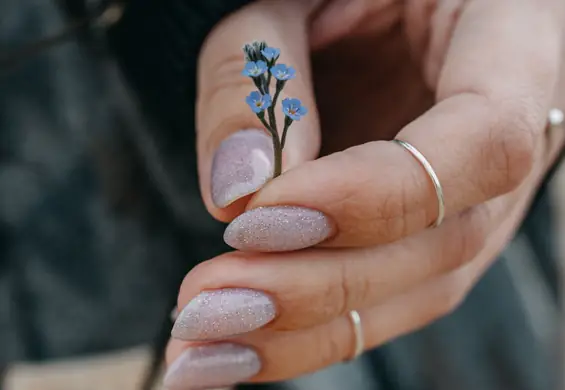 Nie wymaga bazy ani topu. Ten lakier hybrydowy jest idealny na manicure last minute