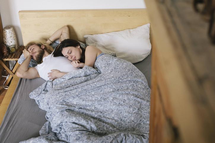 Wie man mit seinem Partner in einem Bett schläft, verrät viel über die Beziehung, die man führt.