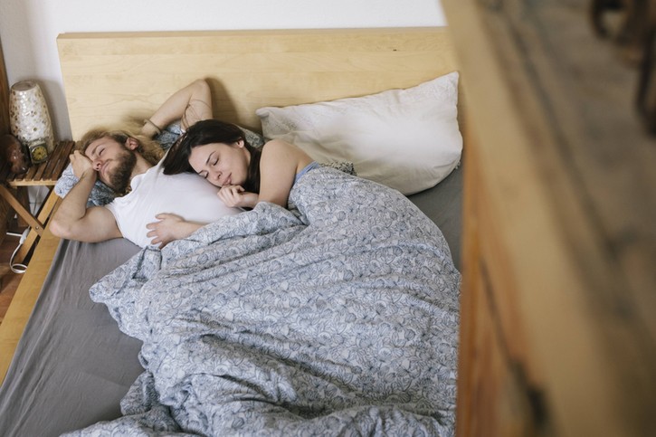 Wie man mit seinem Partner in einem Bett schläft, verrät viel über die Beziehung, die man führt.