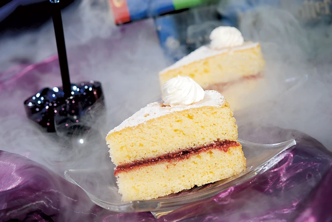 Biskvitni kolač s jagodama