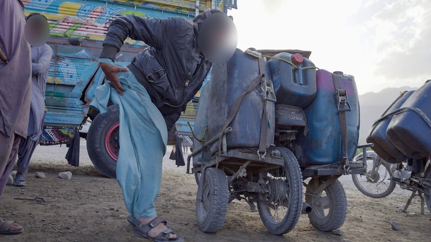 Irfan, koji je imao dečiju paralizu, zbog čega teško pokreće jednu nogu i ruku, kaže da za njega nema drugog posla osim krijumčarenja goriva | Foto: BBC
