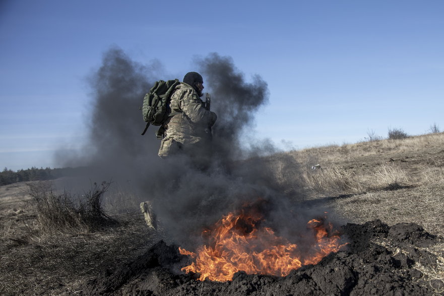 Ukraiński żołnierz podczas szkolenia, obwód doniecki, Ukraina, 27 lutego 2024 r.