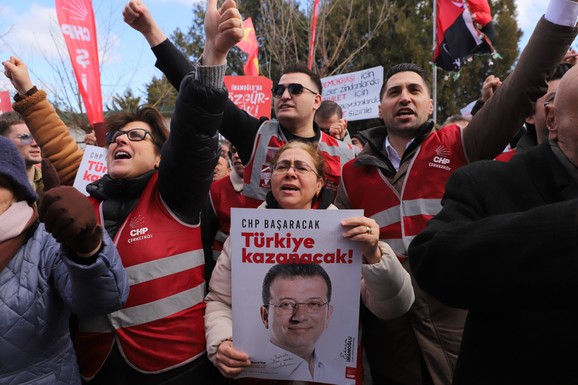 POČELO SUĐENJE LJUTOM RIVALU ERDOGANA Imamoglu se odmah posvađao sa sudijom: Optužnica ima skoro 4.000 strana, preti mu kazna od 2.000 godina zatvora