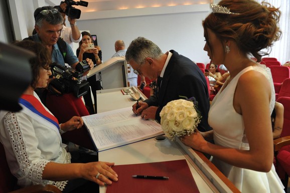 "LJUBAV MOG ŽIVOTA SE PONEKAD LICEMERNO JAVI" Volela 53 godine starijeg, pa nakon razvoda poručuje: "Moj život bez njega nije život"