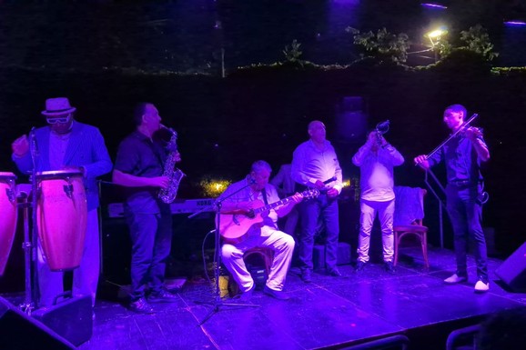 ŠABANU U ČAST Nišlije igrale i pevale uz hitove kralja romske muzike: Održan 9. Festival "Me sem Šaban" (FOTO)