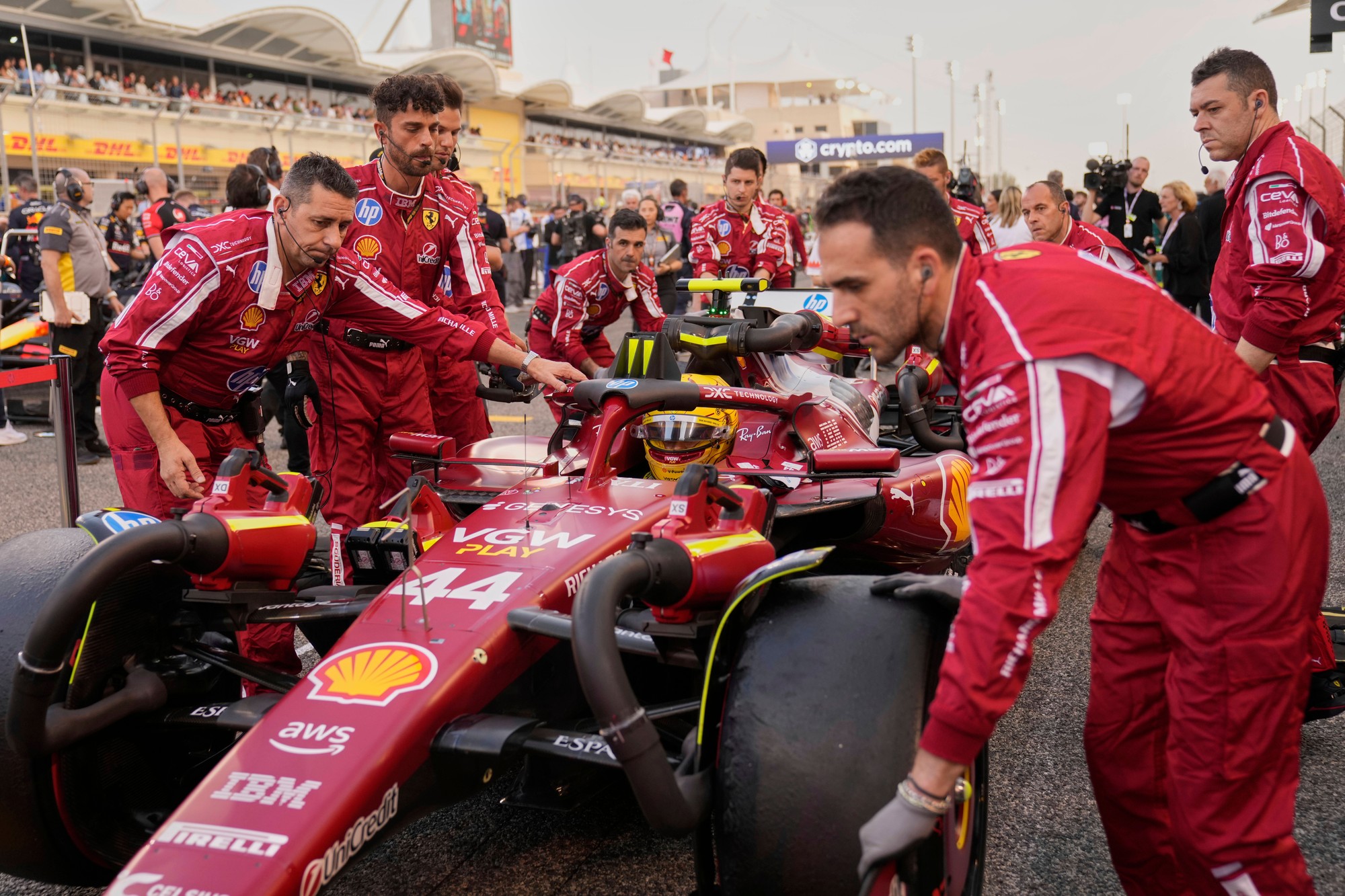 Veľká cena Bahrajnu: Britský jazdec Lewis Hamilton (Ferrari).