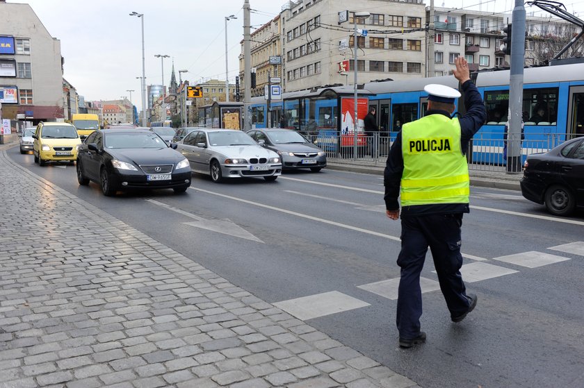 Policjant steruje ruchem na skrzyżowaniu ul. Traugutta z Podwalem