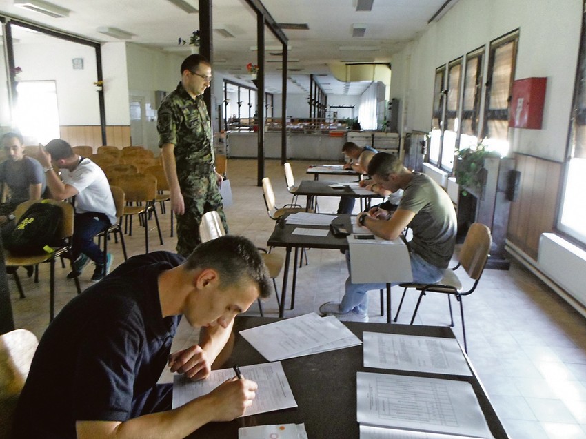 Mladi u vojsci traže siguran posao i platu