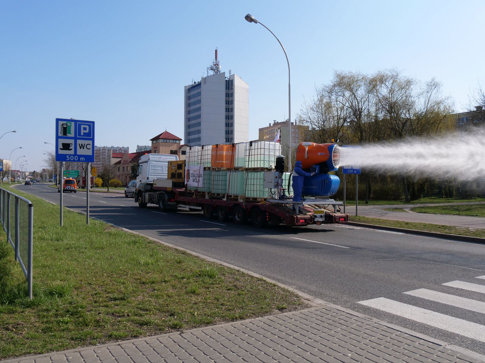 Dezynfekcja ulic w Stalowej woli armatką śniegową