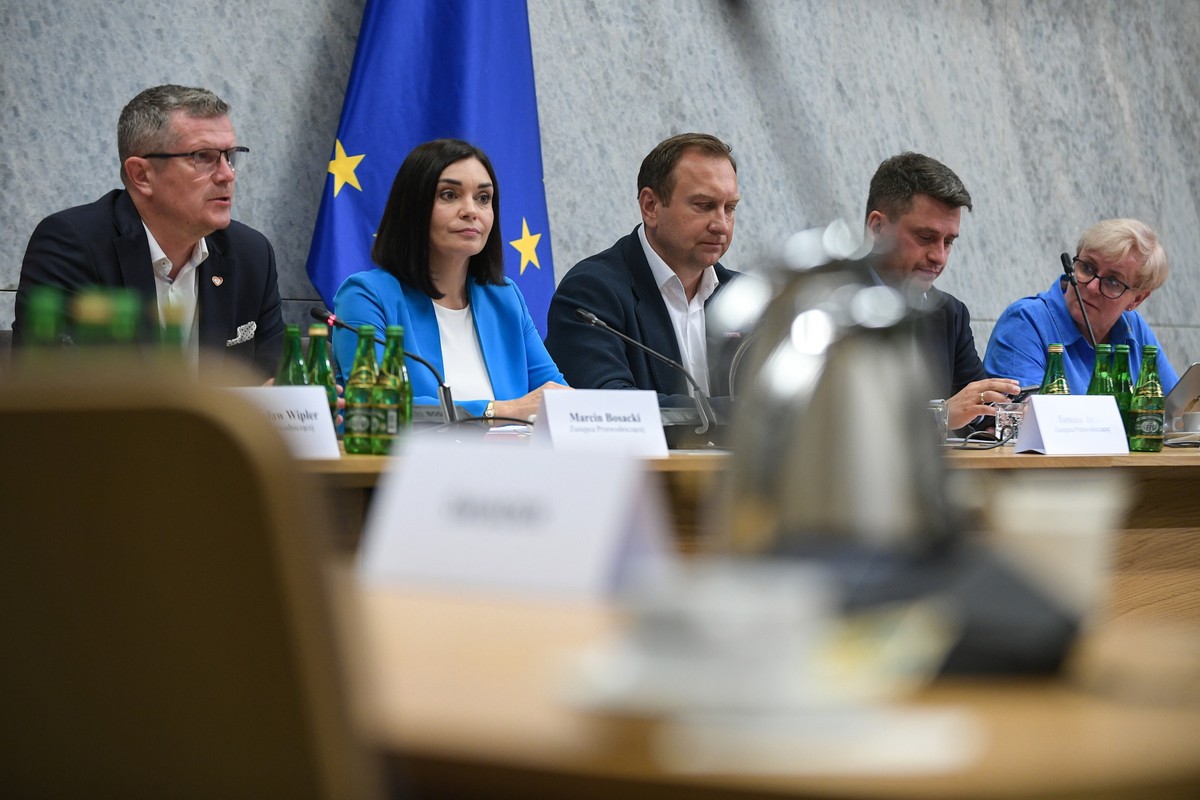 Przewodnicząca komisji, posłanka PSL-TD Magdalena Sroka, zastępcy przewodniczącej: poseł KO Marcin Bosacki poseł Lewicy Tomasz Trela i poseł KP Polska 2050-TD Paweł Śliz oraz członkini komisji, posłanka KO Joanna Kluzik-Rostkowska podczas posiedzenia sejmowej Komisji Śledczej ds. inwigilacji systemem Pegasus, w Sejmie w Warszawie