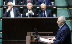 Uchwała upamiętniająca prezydenta Lecha Kaczyńskiego przyjęta. Tylko Stefan Niesiołowski był przeciw [WIDEO]