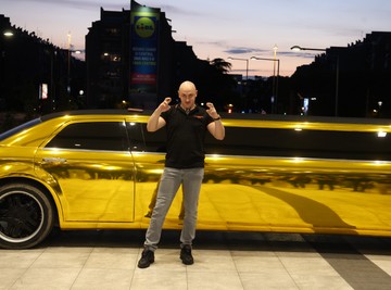 ZAVIRITE U UNUTRAŠNJOST ZLATNE LIMUZINE kojom se Desingerica vozika po Beogradu: Evo šta mu je sve na raspolaganju u njoj! (Foto)