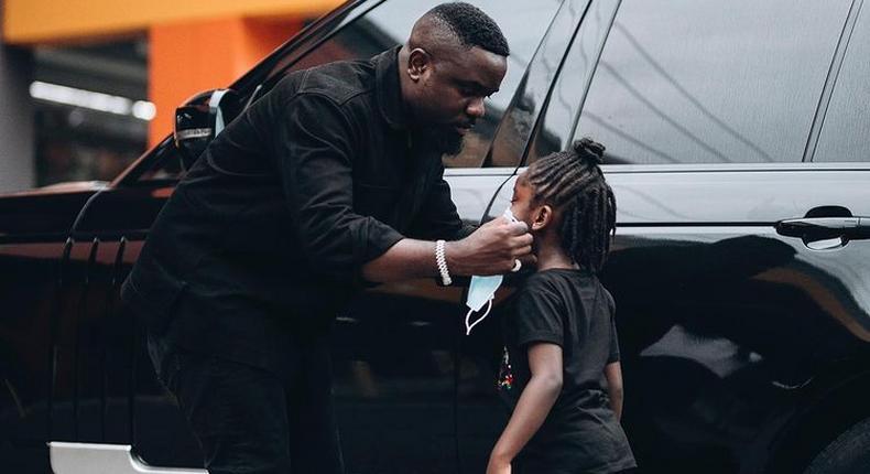 Sarkodie goes shopping with Titi