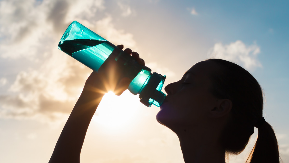Co pić w upalne dni, żeby zadbać o prawidłowe nawodnienie? Napoje, które nawadniają lepiej niż woda.