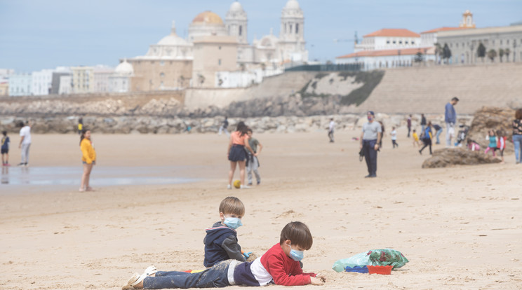 Spanyolországban enyhítenek a korlátozásokon. A gyerekek szülői felügyelet mellett egy órára elhagyhatják otthonaikat / Fotó: Getty Images