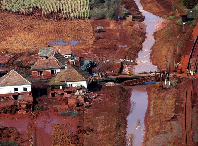 Czerwony szlam zalewa Węgry