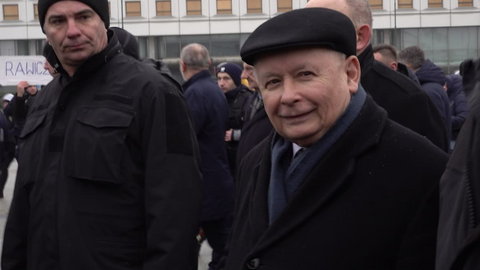 Kaczyński wyrywa transparent panu, do którego jego brat Lech powiedział „Spieprzaj dziadu”