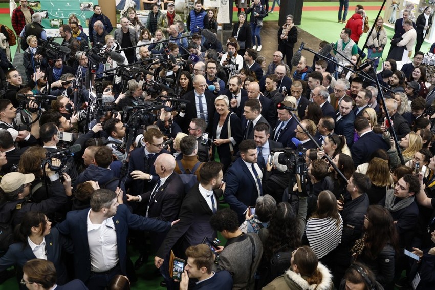 Žordan Bardela i Marin Le Pen tokokm posete Poljoprivrednom sajmu u Parizu 26. februara