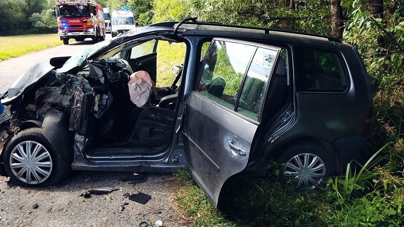 V okrese Rimavská Sobota došlo k zrážke auta a nákladného vozidla.