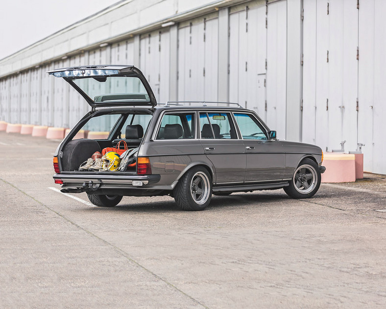 Mercedes 280 TE AMG - zaproszenie do sportu