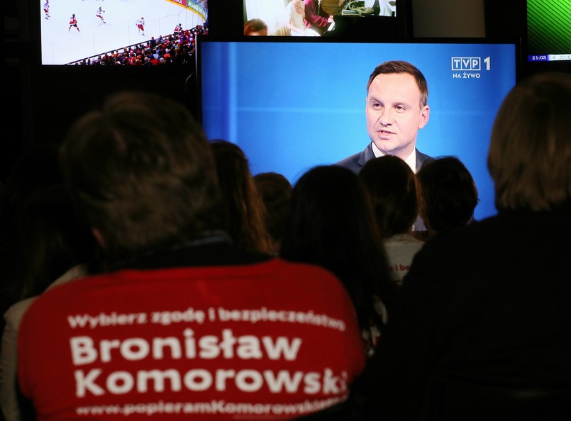 Pierwsze pytanie w czasie debaty dotyczyło sytuacji za naszą wschodnią granicą. Bronisław Komorowski zaczął jednak od złożenia życzeń urodzinowych Andrzejowi Dudzie. Jeśli zaś chodzi o Ukrainę, to stwierdził, że "nie możemy być bardziej ukraińscy od Ukraińców". Zauważył, że PiS atakuje polską politykę zagraniczną, co osłabia skuteczność naszej dyplomacji. Potwierdził, że nie zgodzi się na wysłanie wojsk do Donbasu. Andrzej Duda z kolei przypomniał, że na tę debatę czekał aż cztery miesiące. Zauważył, że prezydent musi współpracować z rządem, ale przede wszystkim wspierać polski interes narodowy. Chce, by Ukraina wstąpiła do Unii Europejskiej. Chce też, by Polska wreszcie zaczęła wychodzić "z mądrymi inicjatywami".