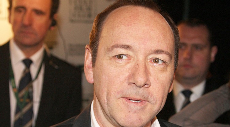 Zaklatással vádolják Kevin Spacey-t, erre a színész óriási bejelentést tett