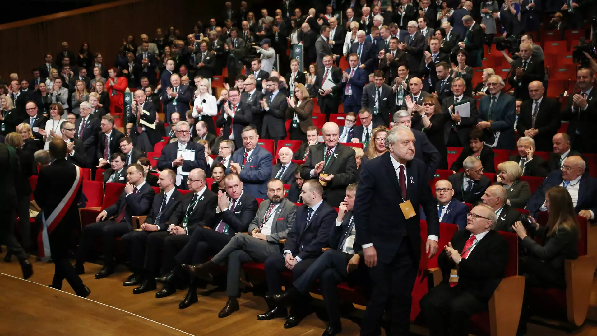 "Prezydent Duda siedzi. Dlatego przejdzie do historii". Rzeczniczka PiS komentuje niedołączenie prezydenta do braw