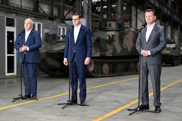 Premier Mateusz Morawiecki, wicepremier, minister aktywów państwowych Jacek Sasin i minister obrony Mariusz Błaszczak podczas wizyty w Hucie Stalowa Wola S.A.