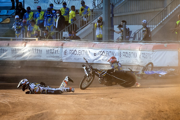 Upadek Norberta Krakowiaka (kask czerwony) z ZooLeszcz DPV Logistic GKM Grudziądz i Fabiana Ragusa (biały) z Marwis.pl Falubazu Zielona Góra podczas meczu żużlowej Ekstraligi