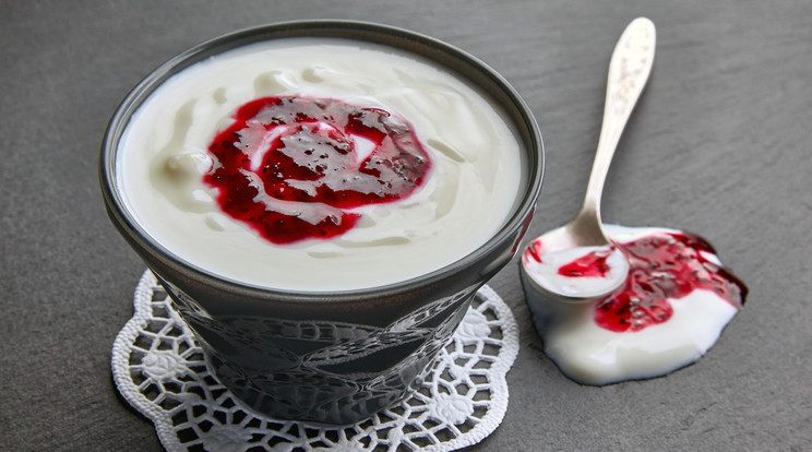 A natúr joghurtot mindenfélével ízesíthetjük, például gyümölcslekvárral/Fotó: Shutterstock