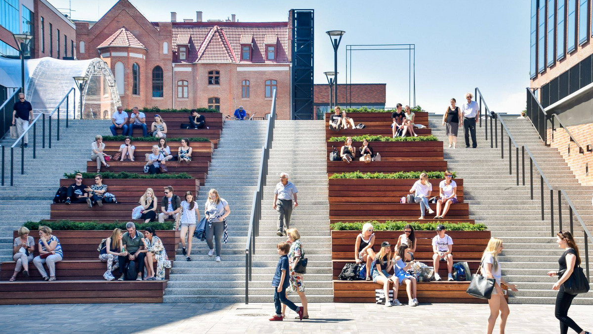 Znany sopocki fotograf Leszek Biernacki robił zdjęcia przed otwartym niedawno Forum Gdańsk, ale od ochroniarzy obiektu usłyszał, że zgodnie z regulaminem placówki jest to zabronione. - To jest przecież miejska przestrzeń, kto mógł wydać tak absurdalny zakaz? - denerwuje się rozmówca Onetu. W tej sprawie interpelacje napisali już radni PO. Dyrekcja FG wydała już oficjalne przeprosiny i zmieniła kontrowersyjny zapis.