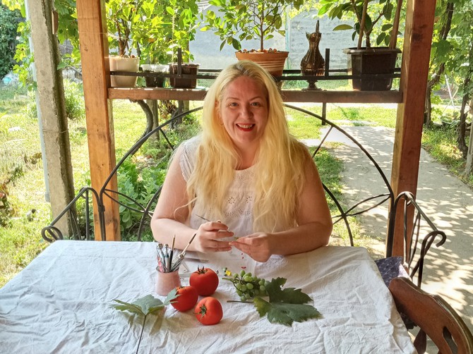 Dijana Kiš nalazi inspiraciju za minijature i u lišću vinove loze pod kojom leti voli da radi