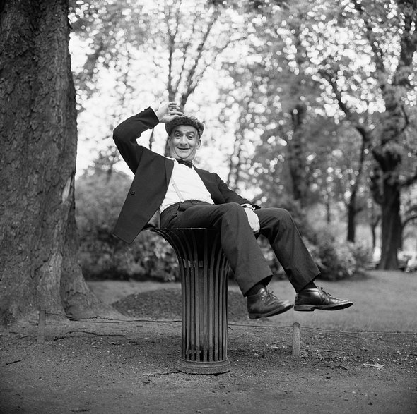 Louis de Funès pozuje w parku, lata 60.
