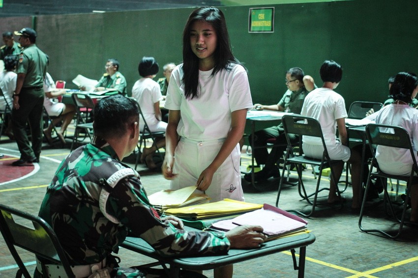 Lekarski pregled žena regruta u indonežanskoj armiji