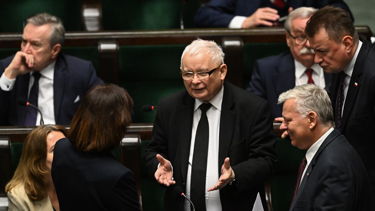 Prezes Jarosław Kaczyński otoczony politykami Prawa i Sprawiedliwości.