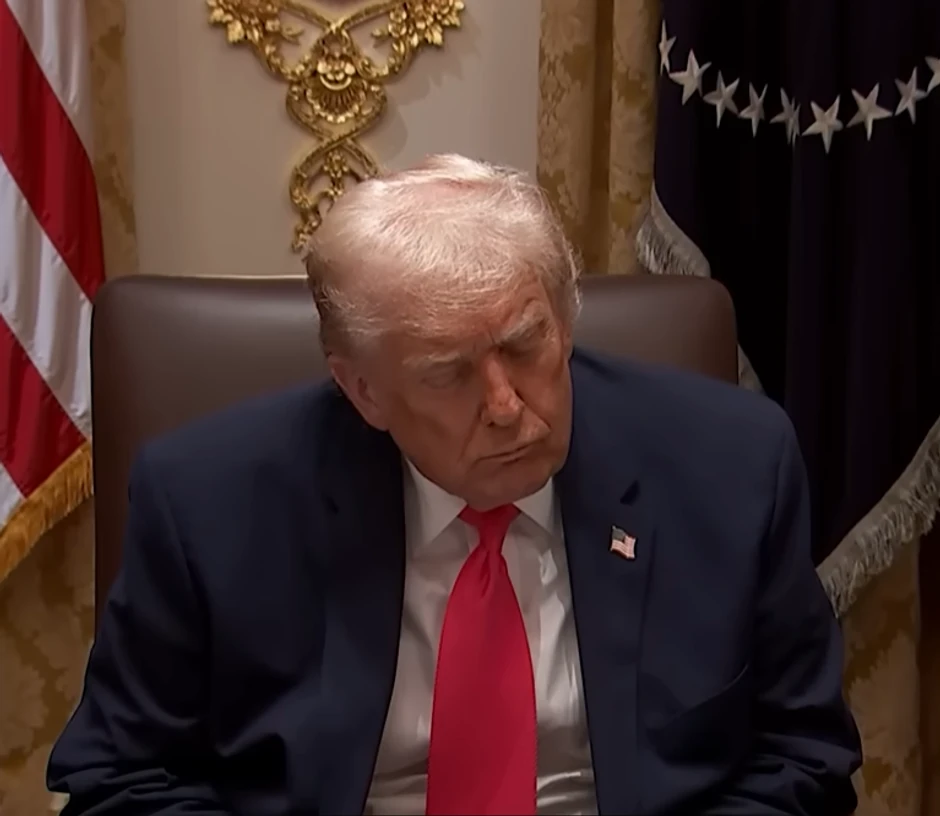 Donald Tramp zadremao na sastanku